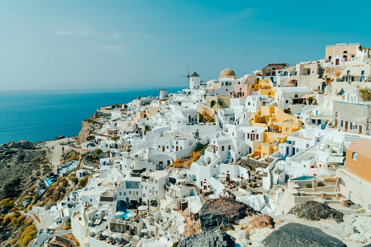 Casas brancas junto ao mar em Santorini